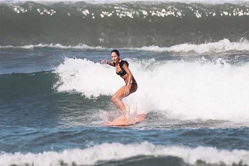 Lisa Haydon surf in Black Swimsuit; see photos