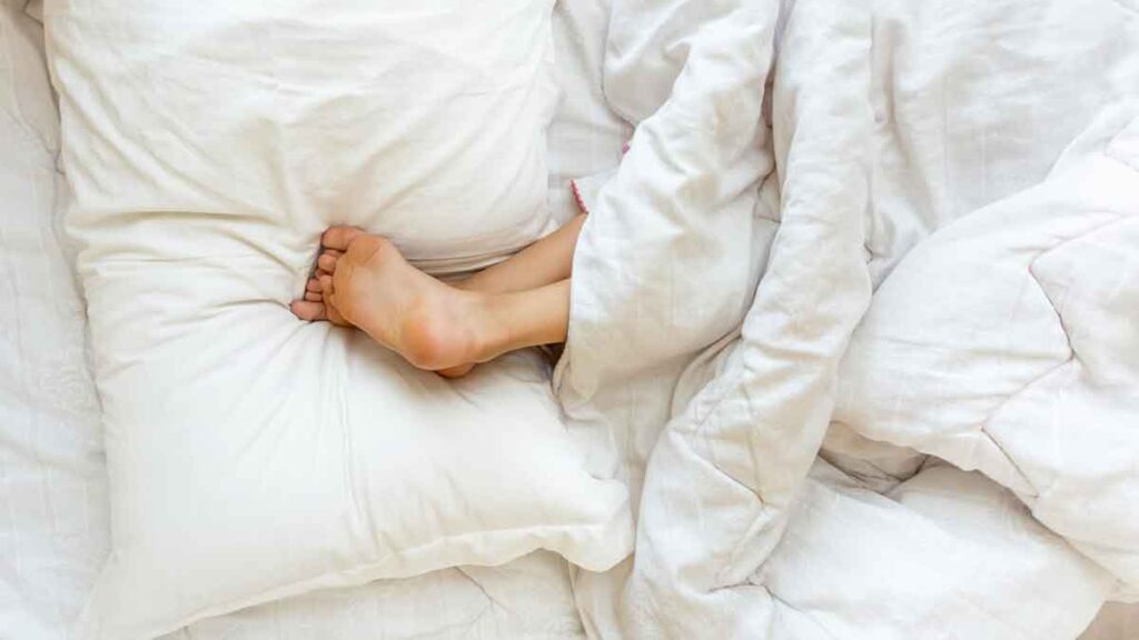 5 Home Remedies To Treat Swollen Feet