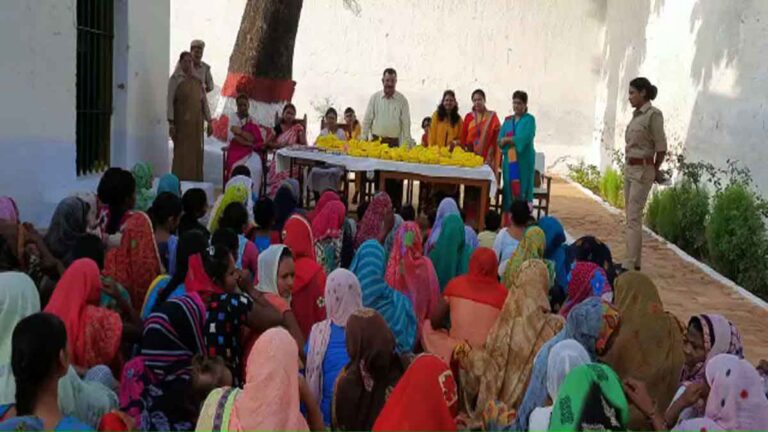 Shahjahanpur में महिला बंदियों को जेल में दी गईं श्रंगार वस्तुएं