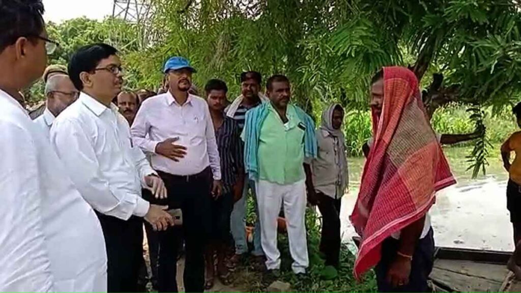 DM Mirzapur inspected the flood affected villages