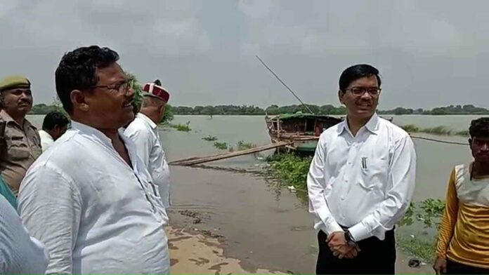 DM Mirzapur inspected the flood affected villages