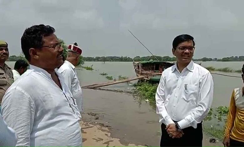 DM Mirzapur inspected the flood affected villages
