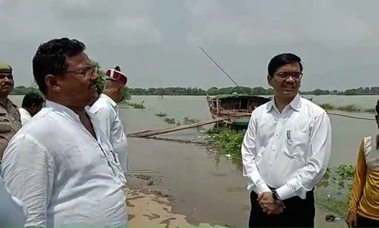 DM Mirzapur inspected the flood affected villages