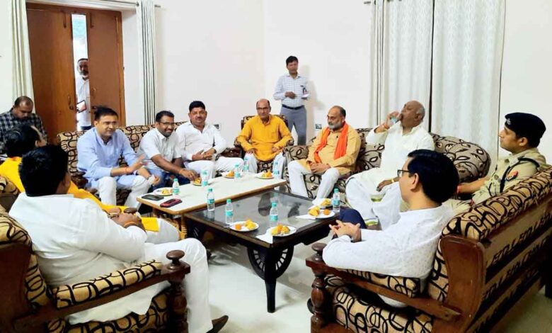 DM and SP held a meeting with public representatives in Mirzapur