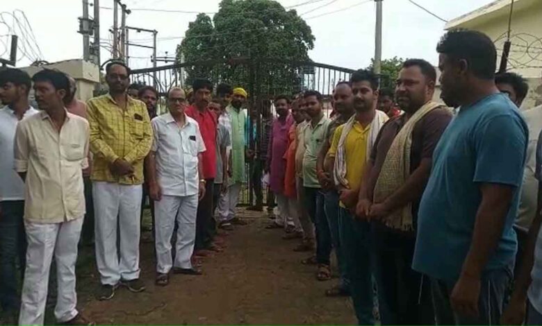 Rage among villagers due to heavy power cuts in Ballia