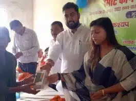 Smartphone distribution ceremony in Budaun district