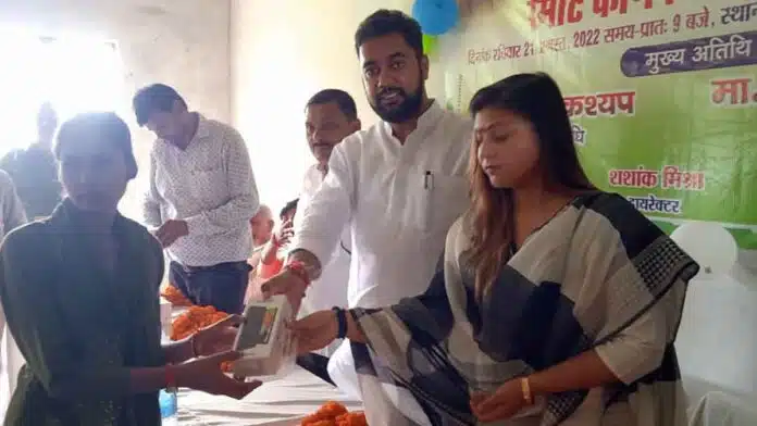 Smartphone distribution ceremony in Budaun district