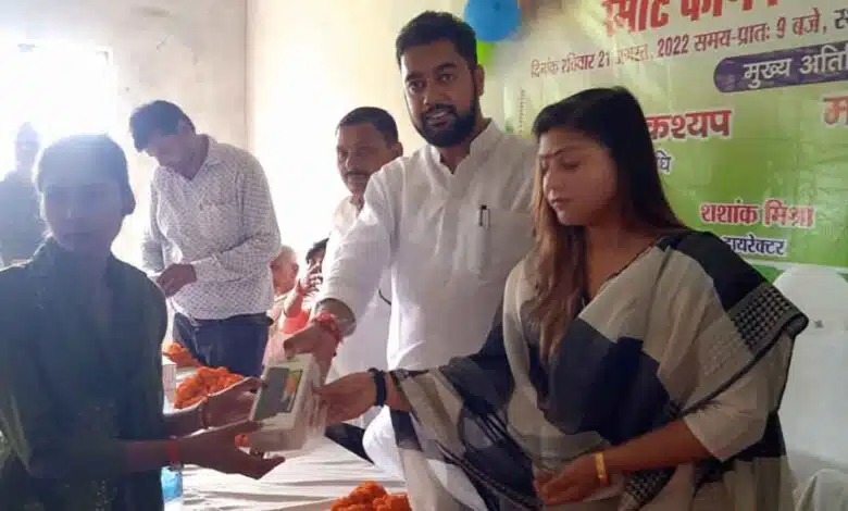 Smartphone distribution ceremony in Budaun district