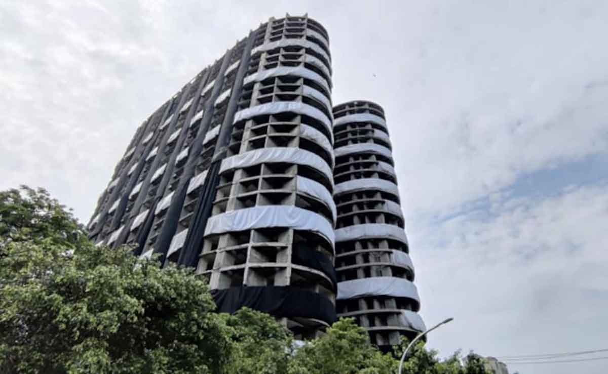 Noida Twin Towers, taller than Qutub Minar, 55,000 tonnes of debris