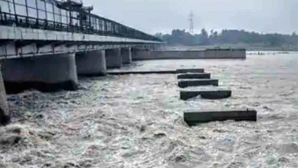 Water level of Yamuna River crosses danger mark in Delhi