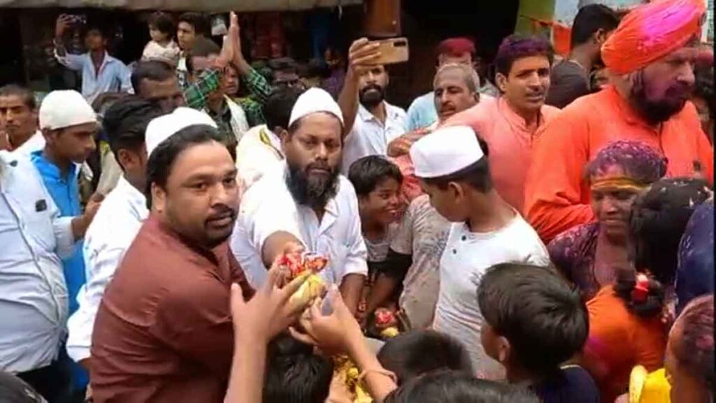 Muslims showered flowers on kanwariyas in Hardoi