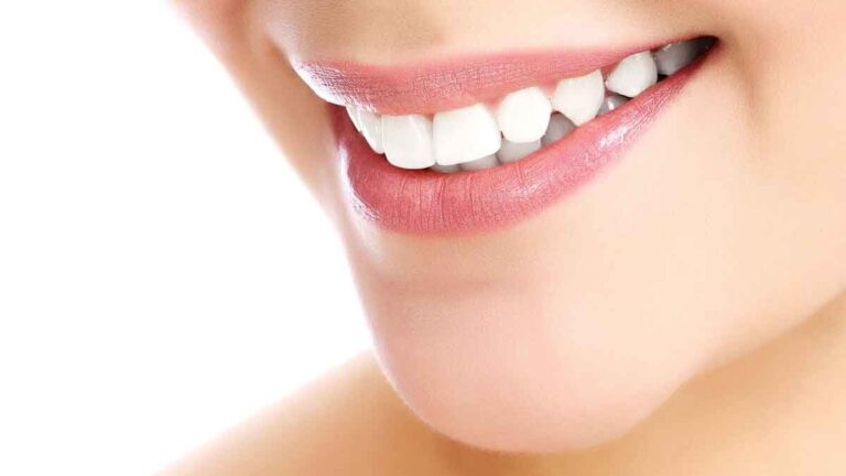 Teeth Whitening के 7 प्राकृतिक घरेलू उपचार