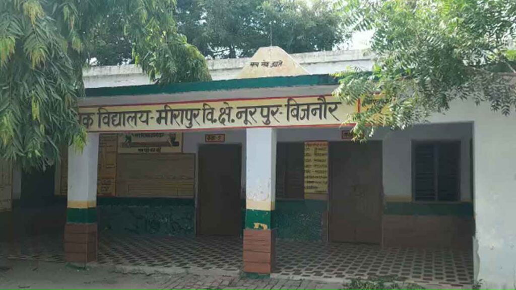 2 government teachers came under the grip of HT line in Bijnor