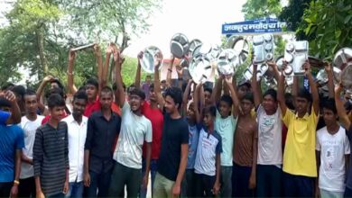 Ballia Sihachavar Navodaya Vidyalaya Students on dharna