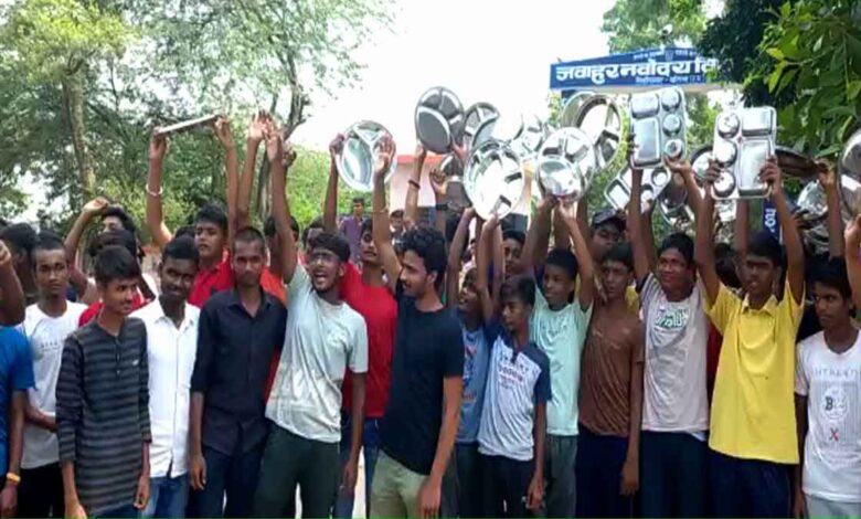 Ballia Sihachavar Navodaya Vidyalaya Students on dharna