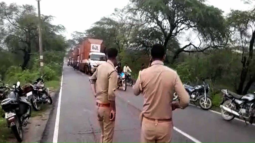 Bku Tikait blocked Amrohas Hasanpur Rahra road