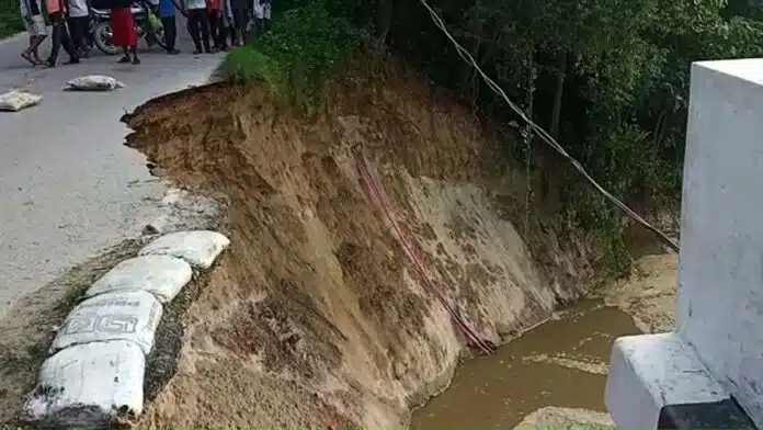 Deoria Pidra Ghat bridge Approach fell in the river