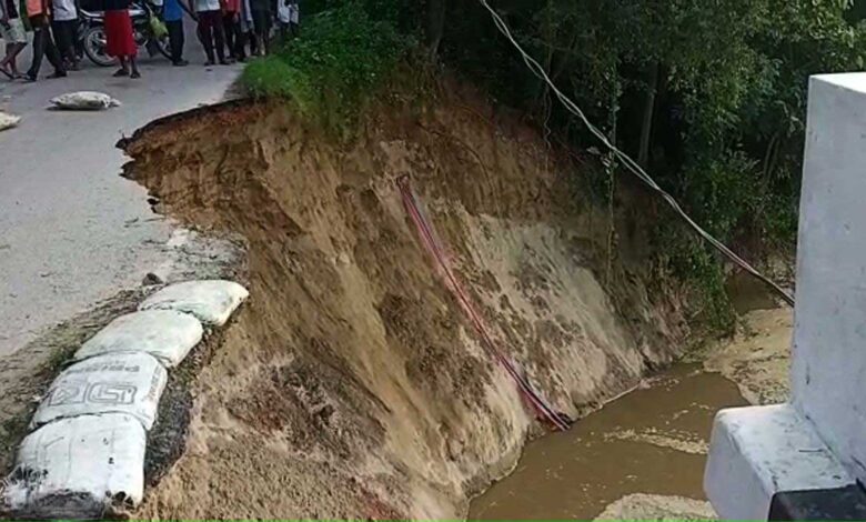 Deoria Pidra Ghat bridge Approach fell in the river