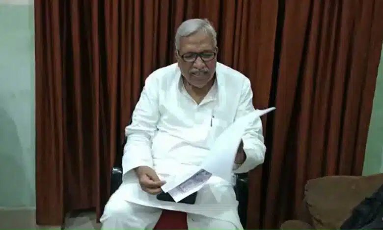 Former BJP minister in Ballia accused former SP minister of land grabbing