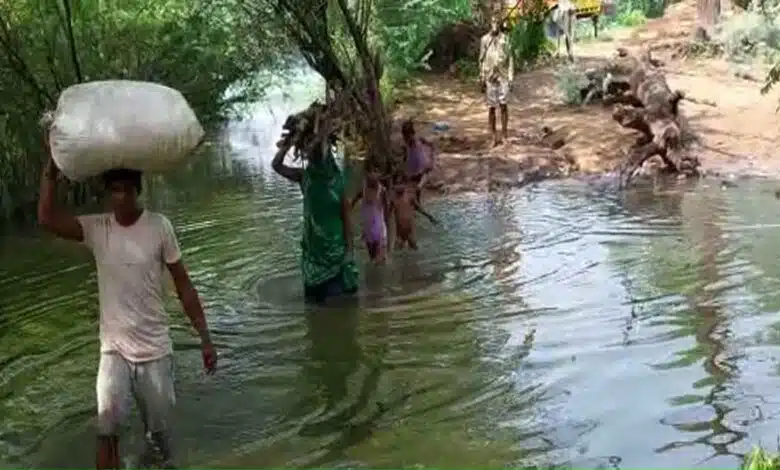 Hamirpur Maudaha dam overflows water in villages