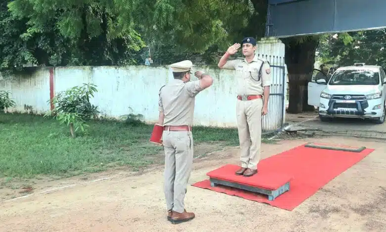 Mirzapur SP took the salute of the parade