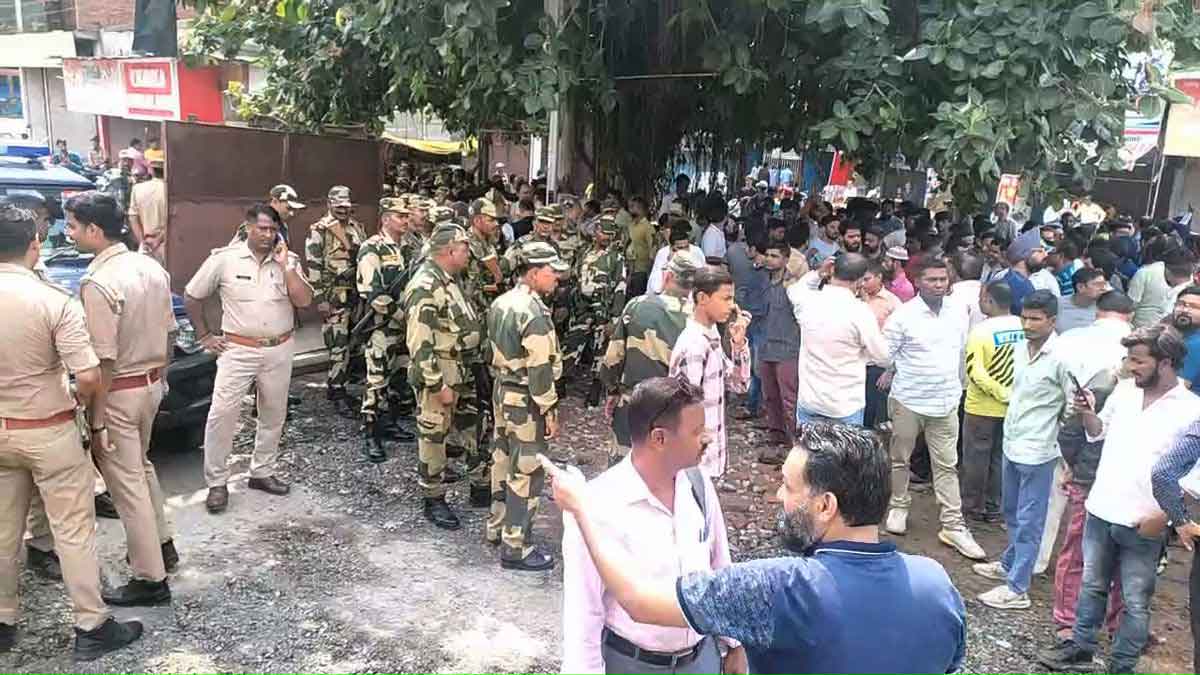 Protest against Qutubkhana overbridge in Bareilly