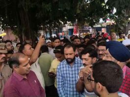 Protest against Qutubkhana overbridge in Bareilly