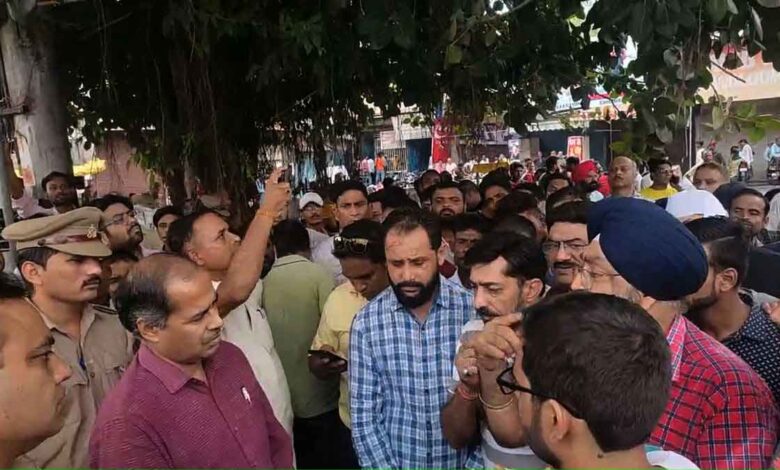 Protest against Qutubkhana overbridge in Bareilly