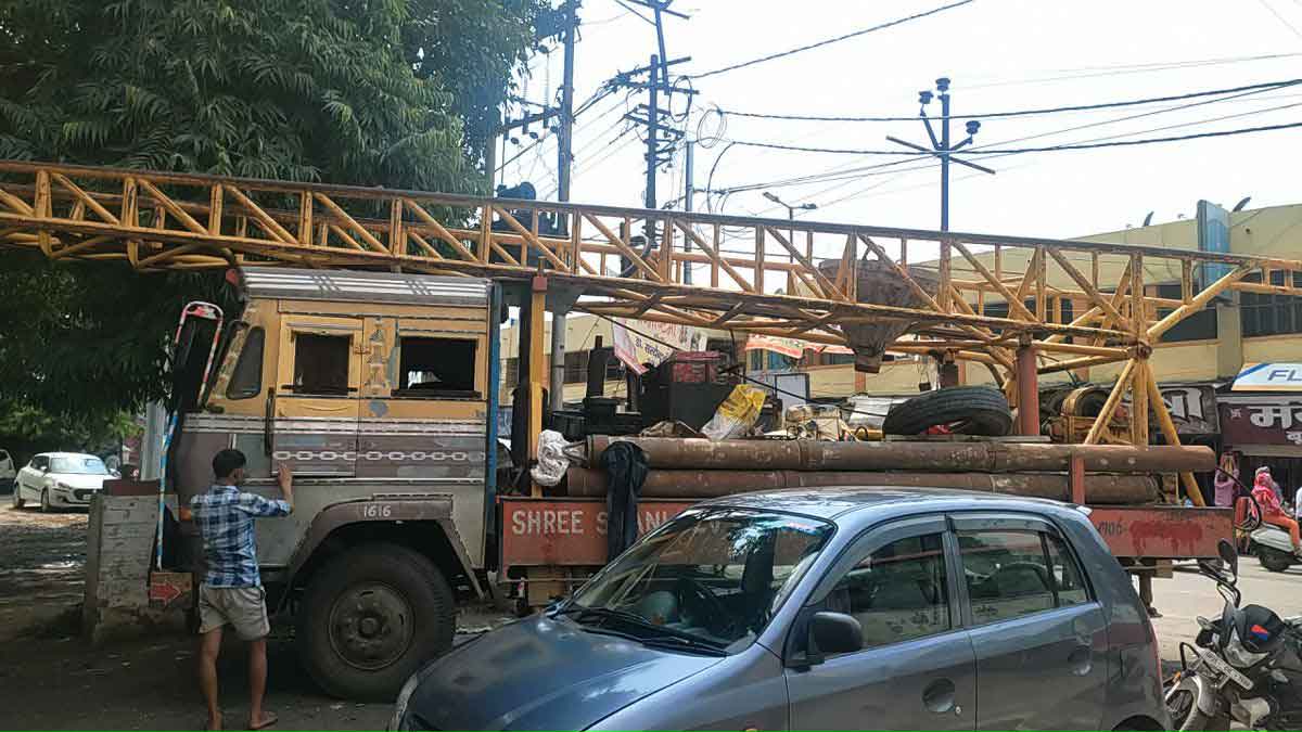 Protest against Qutubkhana overbridge in Bareilly