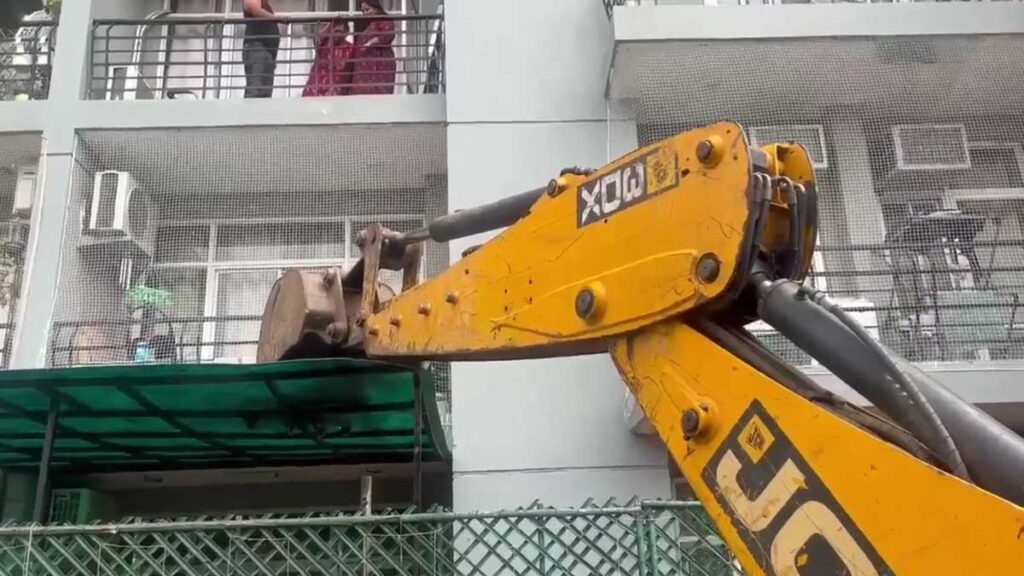 Return of bulldozer in Noida Grand Omaxe Society