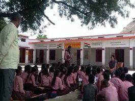 Study under tree in Ballia government school