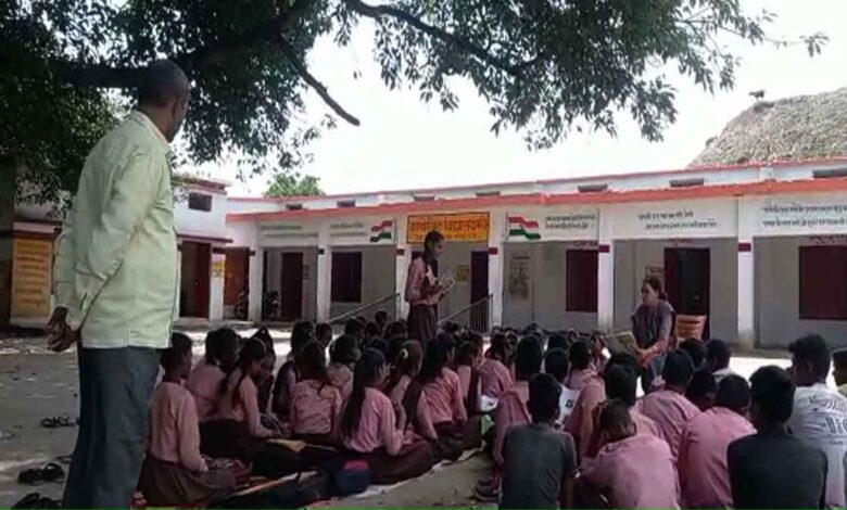 Study under tree in Ballia government school