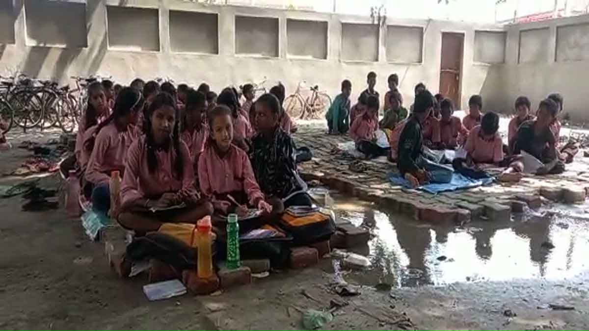 Study under tree in Ballia government school