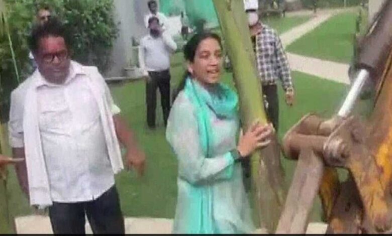 Return of bulldozer in Noida Grand Omaxe Society