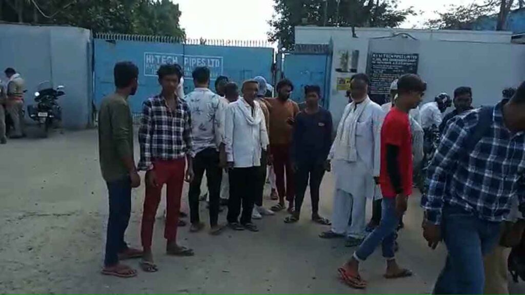 Bulandshahr's factory Worker fell while putting tin shed died