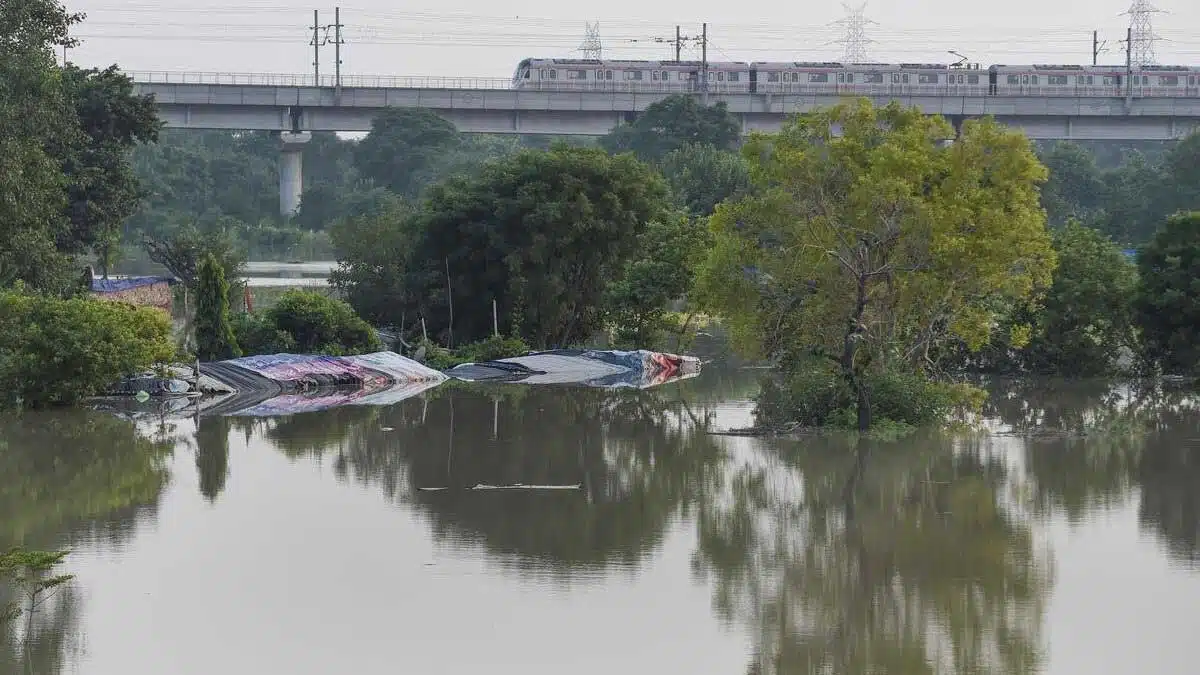 Delhi Yamuna water level crosses the warning mark