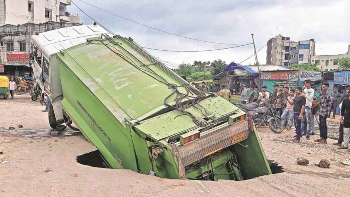 Civic body's garbage truck fell in Ahmedabad road