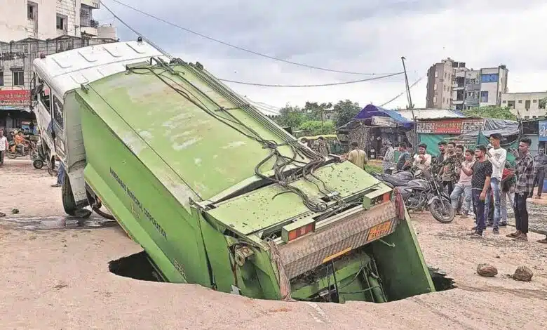 Civic body's garbage truck fell in Ahmedabad road