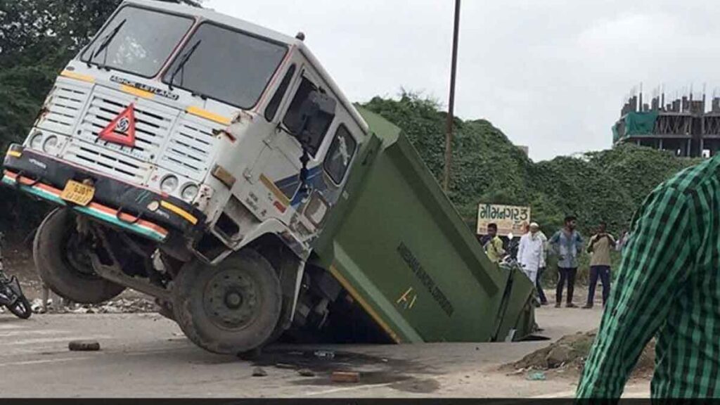 Civic body's garbage truck fell in Ahmedabad road
