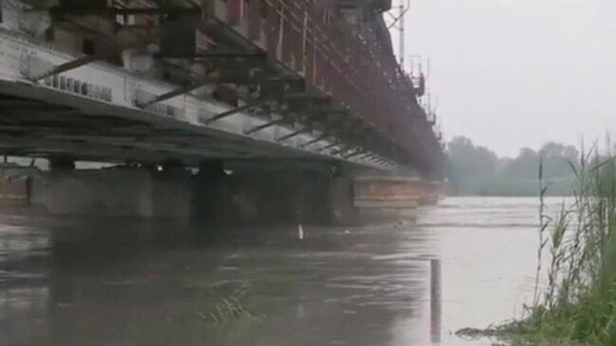 Delhi Yamuna water level crosses the warning mark