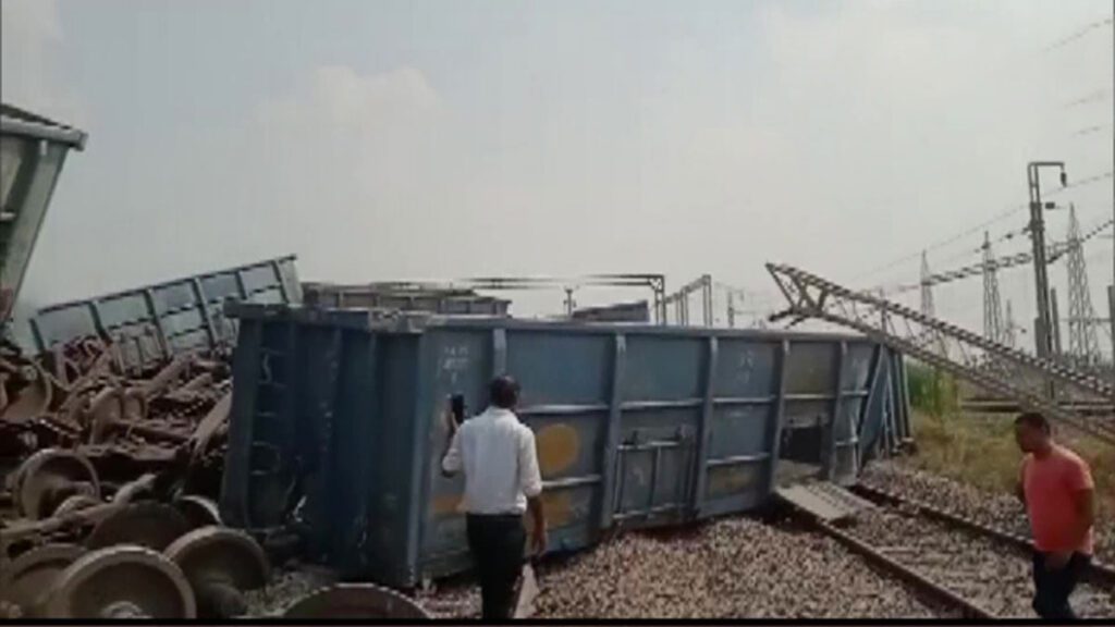 goods train derail at Ramwa station near Fatehpur