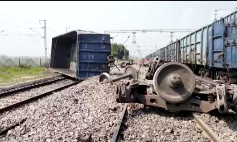 goods train derail at Ramwa station near Fatehpur