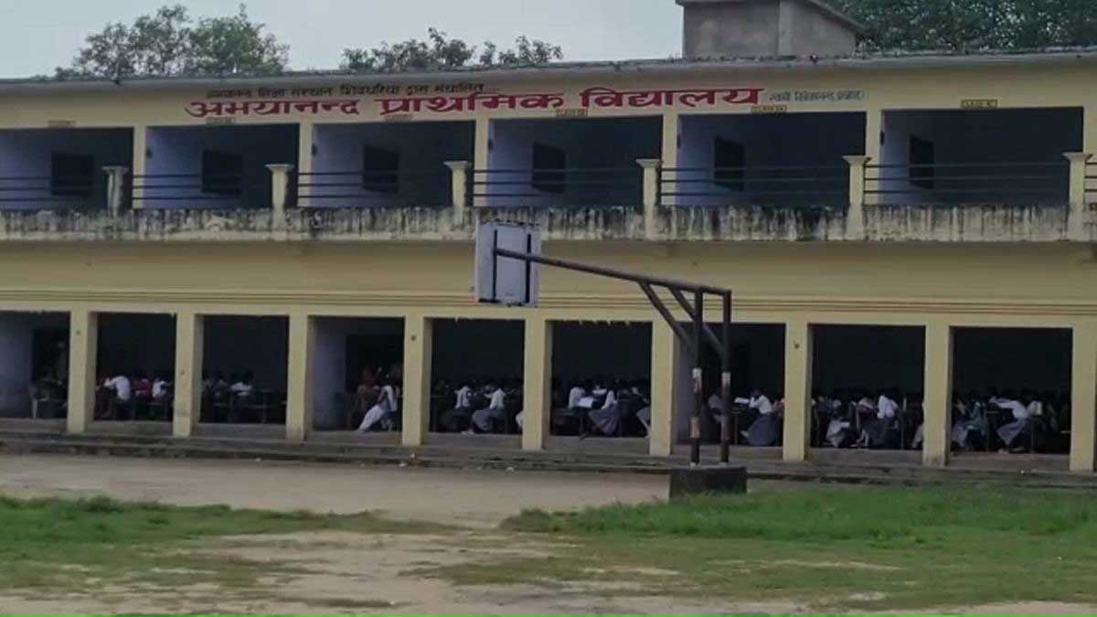 Deoria teacher beat up the student fiercely