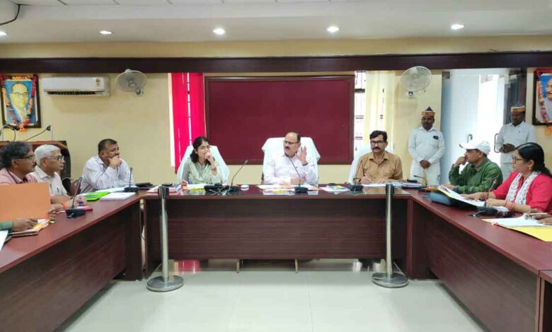 Amethi DM reviewed Monthly development works