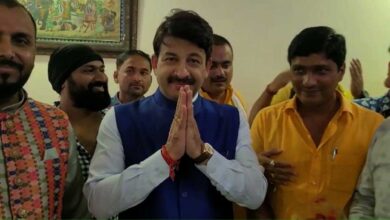 BJP MP Manoj Tiwari targeted Kejriwal in Deoria