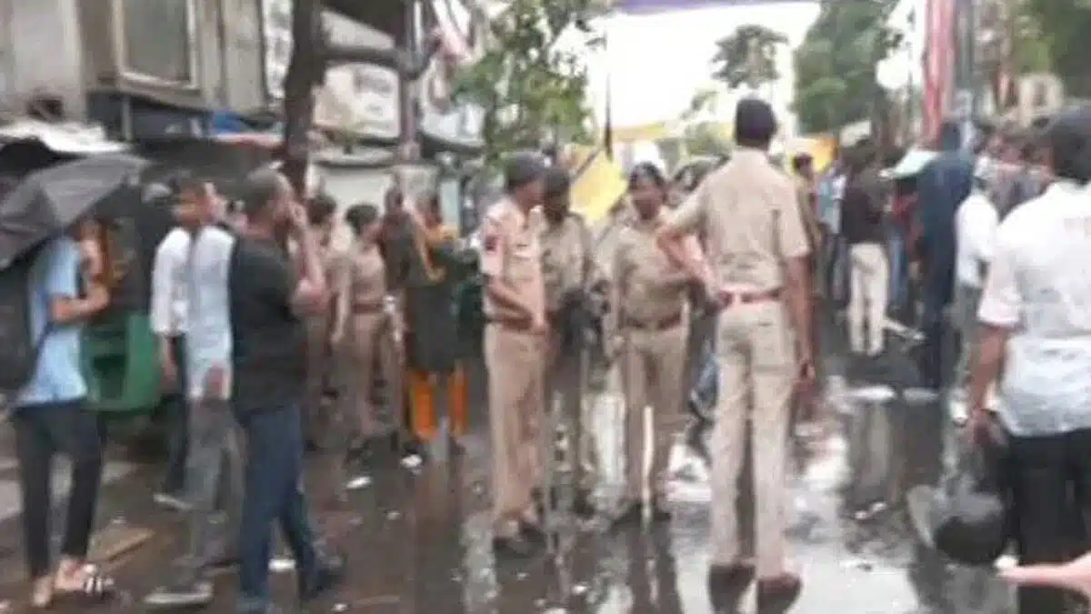 BJP supporters tore Arvind Kejriwal's banners