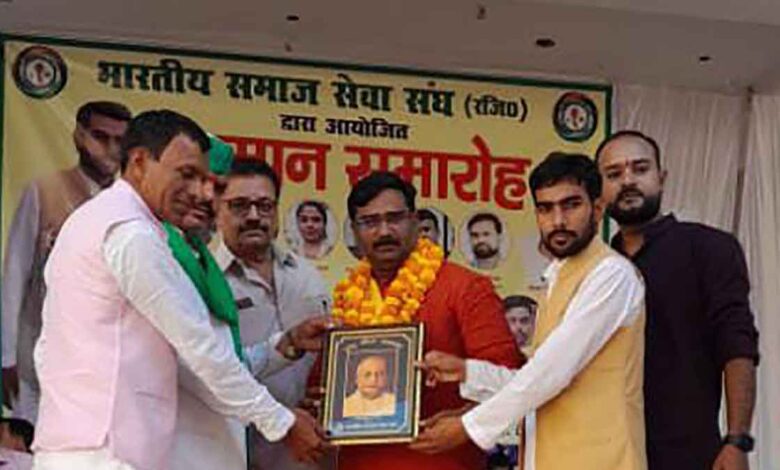 Barabanki teacher Hemant got Rashtra Gaurav Samman