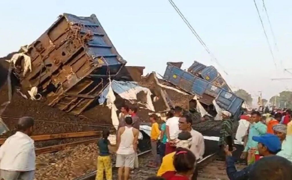 Big train accident in Bihar, 55 coaches mounted on each other