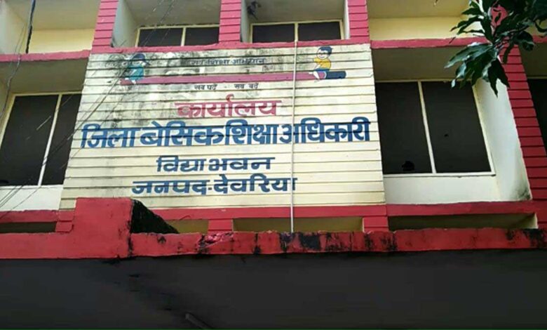 Children running fan to Deoria school headmistress