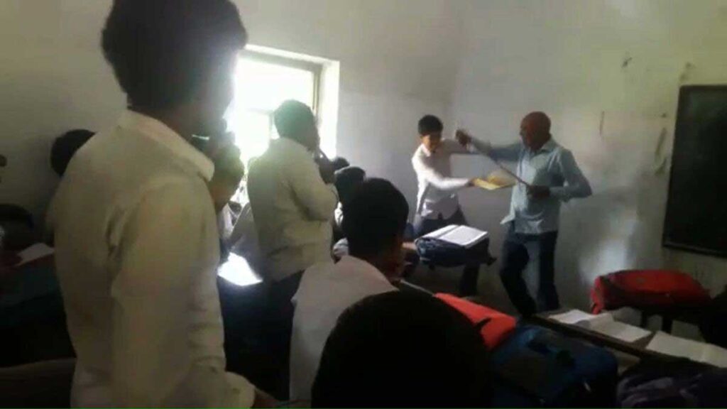 Deoria teacher beat up the student fiercely